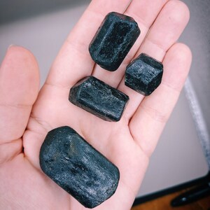 Svarta turmalin råa kristaller