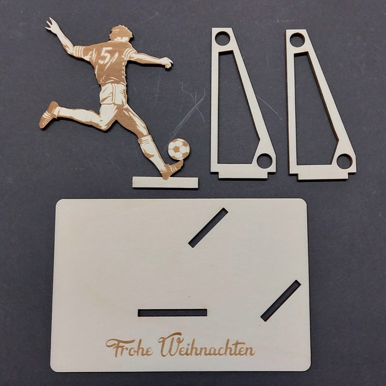 Geldgeschenk Fußballer aus Holz, personalisierbar image 3