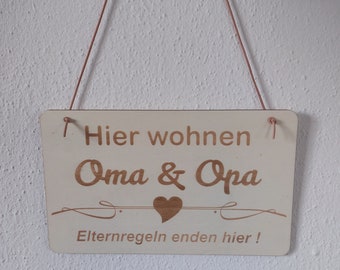 Holzschild "Hier wohnen Oma & Opa"