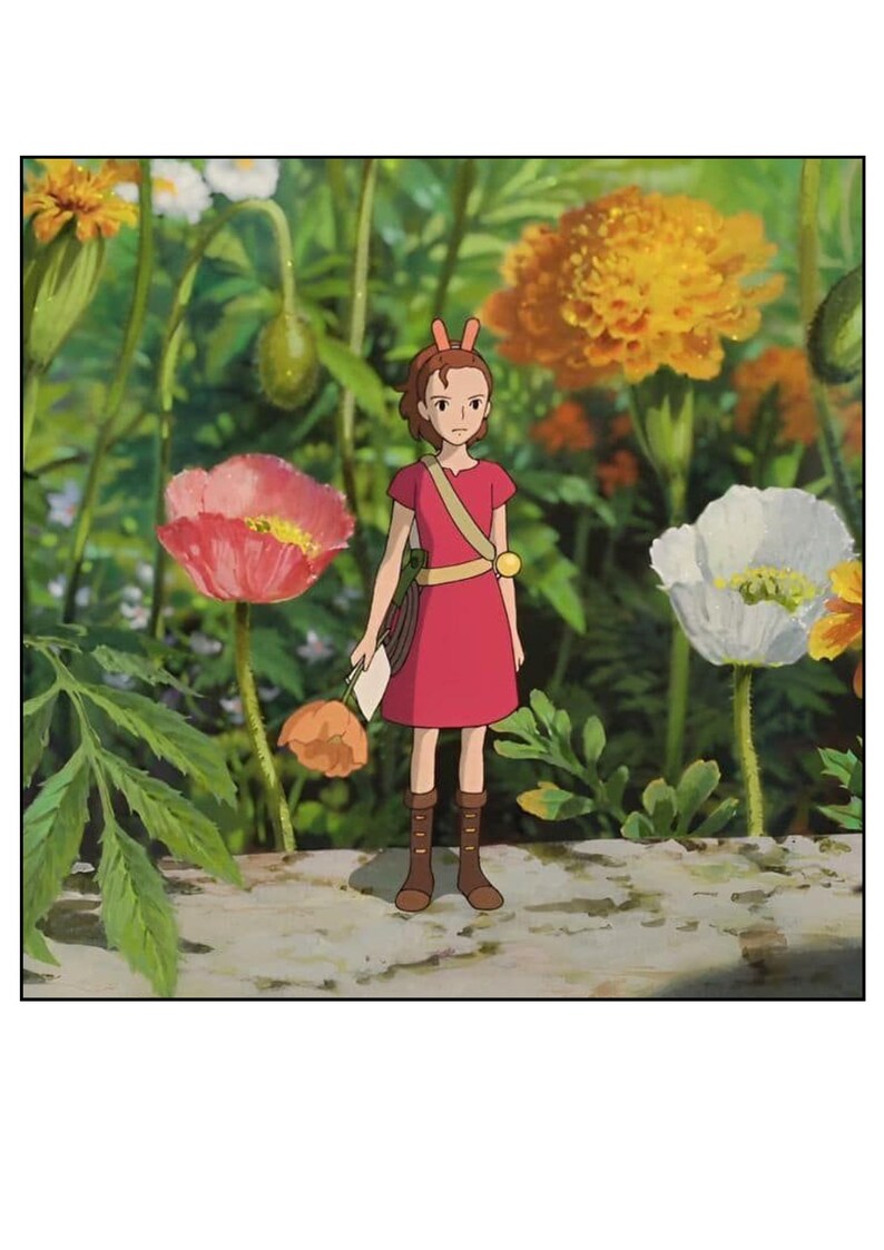 Op de afbeelding: Illustratie van een jong persoon in een rode jurk en bruine laarzen, staand in een tuin vol kleurrijke bloemen. De persoon heeft bruin haar en draagt een tas. De bloemen omvatten rode klaprozen, witte en gele bloemen en oranje goudsbloemen.