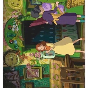 Op de afbeelding: Een kleurrijke animatiesc&egrave;ne met twee vrouwen in een gedetailleerd interieur. De ene draagt een gele jurk, de andere een paarse jurk. De setting omvat een klok, bloemen en houten meubels, wat een grillige sfeer oproept.