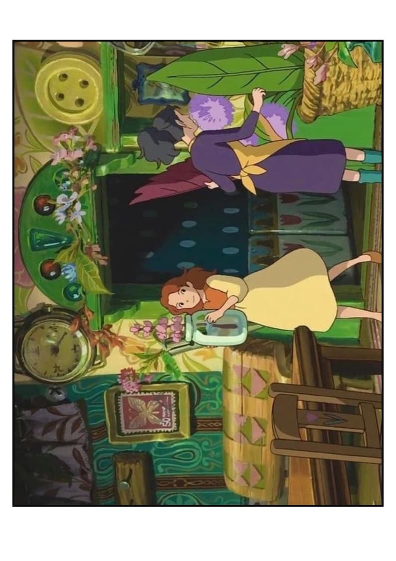 Op de afbeelding: Een kleurrijke animatiesc&egrave;ne met twee vrouwen in een gedetailleerd interieur. De ene draagt een gele jurk, de andere een paarse jurk. De setting omvat een klok, bloemen en houten meubels, wat een grillige sfeer oproept.