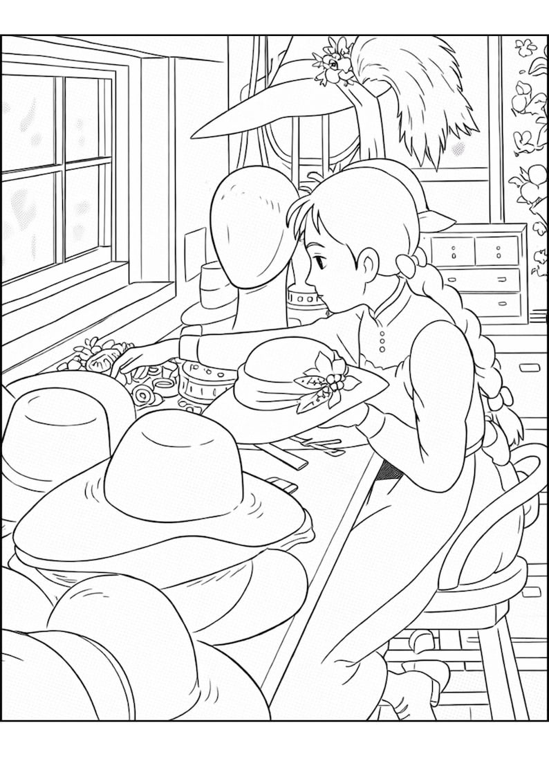 Op de afbeelding: Zwart-wit illustratie van een persoon in een werkplaats, omringd door hoeden. De persoon houdt een hoed vast met een bloemversiering, met andere hoeden op een tafel gestapeld. Er is ook een mannequinhoofd aanwezig.