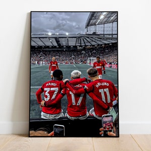 Digitales kultiges Manstellen Fußball Poster | Kobbie Mainoo | Rasmus Højlund | alejdro garnacho - Old Trafford Mann U Wanddekor
