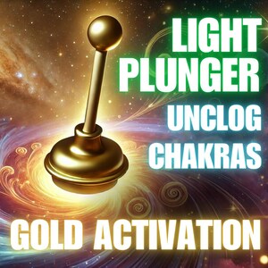 Op de afbeelding: Een gouden ontstopper met een bolvormige handgreep en een uitlopende basis, tegen een kosmische achtergrond. Tekst luidt "LIGHT PLUNGER UNCLOG CHAKRAS GOLD ACTIVATION."