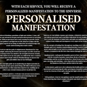 Op de afbeelding: Een motiverende poster met een gouden en zwarte achtergrond met een cirkelvormig ontwerp met een stervormig patroon. De tekst luidt "WITH EACH SERVICE, YOU WILL RECEIVE A PERSONALIZED MANIFESTATION TO THE UNIVERSE. PERSONALISED MANIFESTATION" en bevat een citaat over het zoeken naar begeleiding en verlichting van de Plejaden en het Universum.