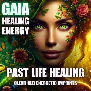 Può includere: Opera d'arte digitale raffigurante un volto femminile adornato da fiori e farfalle. L'immagine contiene il testo "GAIA HEALING ENERGY" e "PAST LIFE HEALING". La donna ha gli occhi verdi e un'espressione serena, su uno sfondo dorato e verde.
