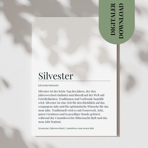 以下が含まれることがあります： ドイツ語の「Silvester」という単語とその定義が書かれた白いカード。右上には「DIGITALER DOWNLOAD」と書かれた緑色のバナーがあります。カードは、葉の影のあるニュートラルな背景に置かれています。