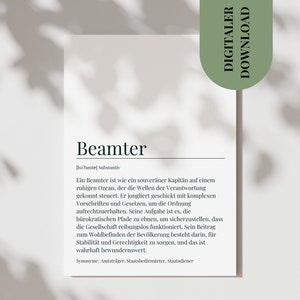 Puede incluir: Un póster imprimible en blanco y negro con la palabra alemana "Beamter" (funcionario público) definido como una persona que navega por reglas y regulaciones complejas para garantizar un funcionamiento fluido de la sociedad. El póster tiene un diseño minimalista con un fondo blanco y texto negro.