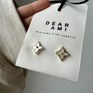 DEAR AMI: STACY 18k gold plated mother of pearl stud earrings, luxury designer earrings, minimalistic and elegant earrings, four leaf clover