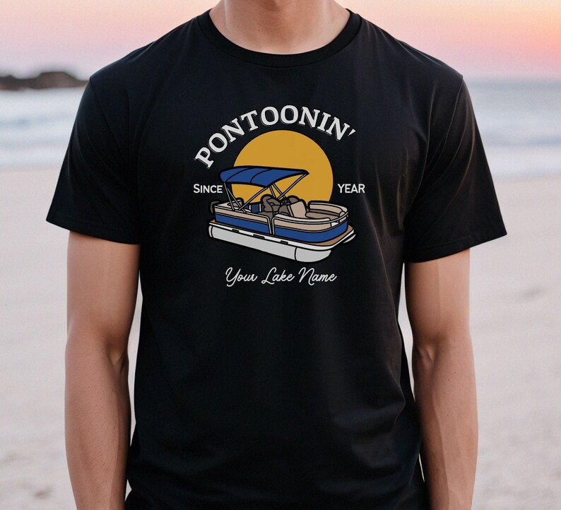 K&ouml;nnte beinhalten: Schwarzes T-Shirt mit einem Grafikdruck eines Pontonboots auf einem See mit einer gelben Sonne und dem Text "Pontoonin' Since Year" und "Your Lake Name".