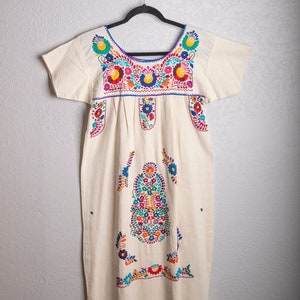 Vestido mexicano bordado de Puebla