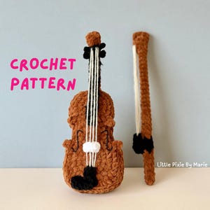 Könnte beinhalten: Eine gehäkelte Geige und ein Bogen in Braun-, Schwarz- und Weißtönen. Die Geige hat eine detaillierte Form mit Saiten und einem Bogen. Der Text "CROCHET PATTERN" ist in Pink. Der Bogen ist separat und hat einen schwarzen Akzent.