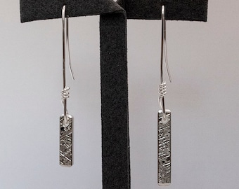 Handsmidda asymmetriska örhängen i sterlingsilver