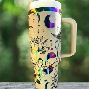 Gravierter 40oz Becher mit himmlischem Mond und Lotusblumen - Edelstahl-Isolierbecher mit Deckel und Strohhalm, himmlisches Geschenk