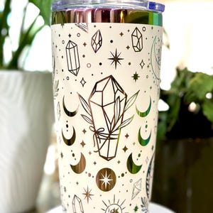 Witchy Becher mit himmlischem Mond und mystischen Kristallen - Edelstahl Isolierbecher mit Deckel und Strohhalm, Celestial Gift gravierter Becher