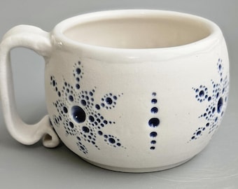 Taza de porcelana hecha a mano (azul translúcido sobre blanco - MM79 *** (ver nota en la descripción))