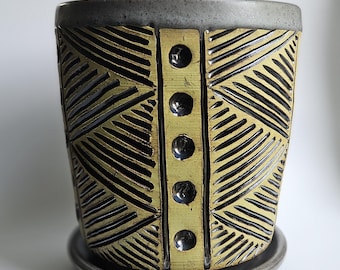 Maceta decorativa hecha a mano (grande) con bandeja de drenaje - (Gris acero y verde, tallada)