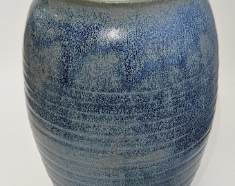 Jarrón de cerámica hecho a mano, grande (azul mate).