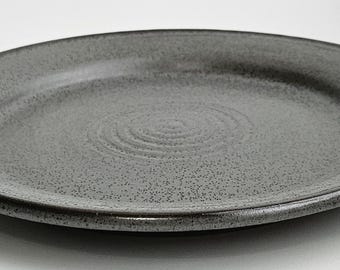 Plato llano de cerámica hecho a mano (gris acero moteado - AA67)