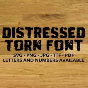 Puede incluir: Fuente rasgada y envejecida en negro sobre fondo de madera. El texto dice "DISTRESSED TORN FONT" con las opciones "SVG - PNG - JPG - TTF - PDF" y "LETTERS AND NUMBERS AVAILABLE" debajo.