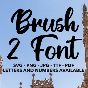 Op de afbeelding: Zwarte tekst "Brush 2 Font" tegen een blauwe lucht. Daaronder staat "SVG - PNG - JPG - TTF - PDF" en "LETTERS AND NUMBERS AVAILABLE". Architecturale details zijn zichtbaar aan de zijkanten.