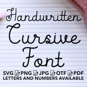 Pode incluir: Fonte cursiva manuscrita em tinta preta em uma página de caderno pautada branca. O texto diz "Handwritten Cursive Font" com as palavras "SVG PNG JPG OTF PDF LETTERS AND NUMBERS AVAILABLE" abaixo.