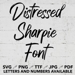 以下が含まれることがあります： 白いレンガの壁を背景に、黒い「Distressed Sharpie Font」の文字。テキストには、「Distressed Sharpie Font」と「SVG PNG TTF JPG PDF LETTERS AND NUMBERS AVAILABLE」の文字が含まれています。