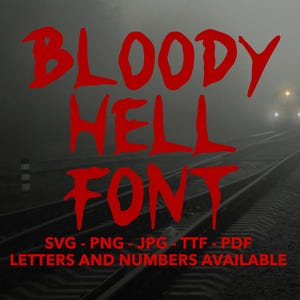 Op de afbeelding: Een rood lettertypeontwerp met de woorden "BLOODY HELL FONT" in een vet, gestileerd lettertype. De tekst is geplaatst tegen een wazige achtergrond van een spoorweg in een mistige omgeving. De tekst "SVG - PNG - JPG - TTF - PDF LETTERS EN NUMMERS BESCHIKBAAR" is ook inbegrepen.