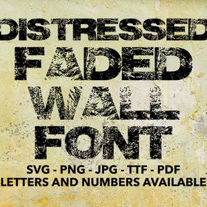 Könnte beinhalten: Distressed Faded Wall Schriftart, eine digitale Schriftart mit Grunge-Ästhetik. Der Text ist in Schwarz auf weißem Hintergrund. Die Schriftart ist in den Formaten SVG, PNG, JPG, TTF und PDF verfügbar. Buchstaben und Zahlen sind verfügbar.