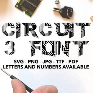 Puede incluir: Un diseño de fuente de placa de circuito negro y blanco con el texto "CIRCUIT 3 FONT" y las palabras "SVG - PNG - JPG - TTF - PDF LETRAS Y NÚMEROS DISPONIBLES" debajo.