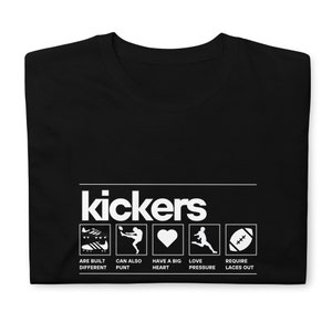 Könnte beinhalten: Schwarzes T-Shirt mit dem Wort "kickers" in Weiß, über einer Reihe von Symbolen und Text. Die Symbole zeigen fußballbezogene Bilder. Der Text lautet: "ARE BUILT DIFFERENT, CAN ALSO PUNT, HAVE A BIG HEART, LOVE PRESSURE, REQUIRE LACES OUT."