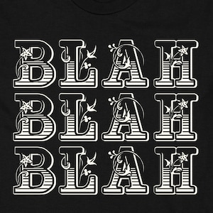 Könnte beinhalten: Schwarzes T-Shirt mit dem Wort "BLAH", das dreimal in einer dekorativen weißen Schrift wiederholt wird.