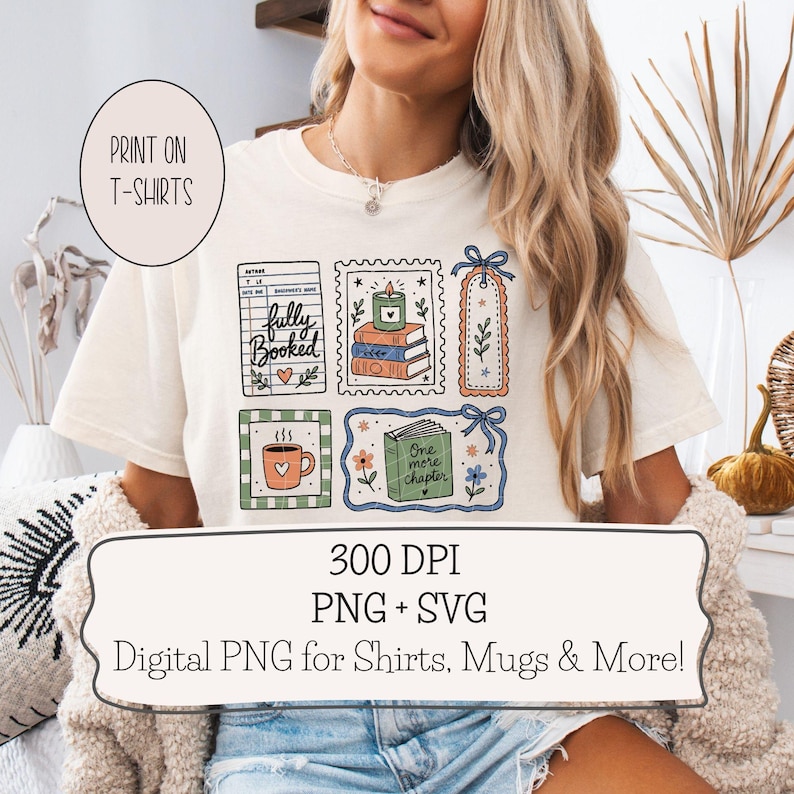 Op de afbeelding: Een off-white t-shirt met korte mouwen en een grafische print van illustraties in bibliotheekthema, waaronder een uitleenkaart met de tekst 'fully booked', een stapel boeken met een kaars, een boekenlegger, een koffiemok en een boek met 'One more chapter'.