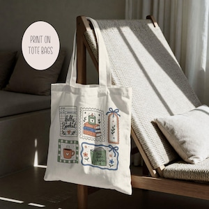 Op de afbeelding: Een cr&egrave;mekleurige canvas tote bag met een kleurrijke grafische print van diverse illustraties in boekenthema, waaronder een bibliotheekkaart met de tekst fully booked, een stapel boeken, een boekenlegger, een koffiemok en een boek met de tekst.