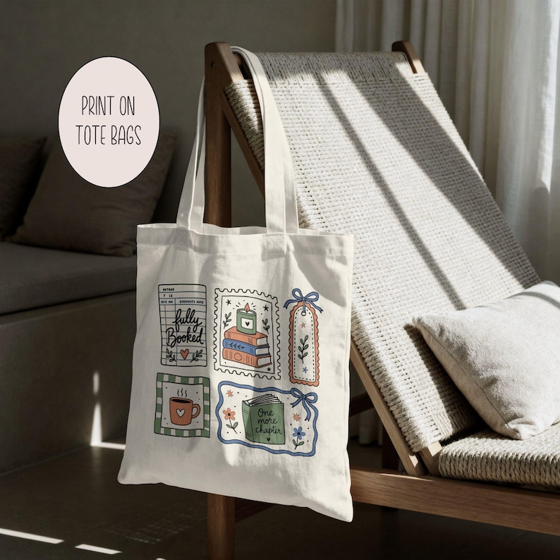Op de afbeelding: Een cr&egrave;mekleurige canvas tote bag met een kleurrijke grafische print van diverse illustraties in boekenthema, waaronder een bibliotheekkaart met de tekst fully booked, een stapel boeken, een boekenlegger, een koffiemok en een boek met de tekst.