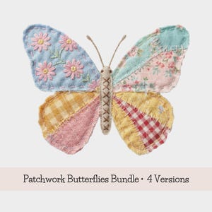 Op de afbeelding: Een patchwork vlinder met vleugels in verschillende patronen en kleuren, waaronder blauw met geborduurde roze bloemen, bloemenprints en ruitjes. Het lichaam is beige met een gestikt ontwerp, en de tekst "Patchwork Butterflies Bundle - 4 Versions" staat onderaan.