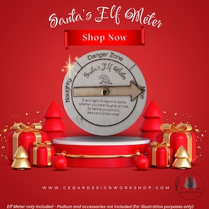 Può includere: Un misuratore di elfi di Babbo Natale in legno su sfondo rosso e oro. Il misuratore ha una freccia girevole che punta a "Naughty" o "Nice". Il testo sul misuratore dice "Every night I'll report to Santa whether you were naughty or nice. So before you act out, be sure to think twice!"