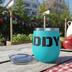 Puede incluir: Un vaso de vino de acero inoxidable azul turquesa con una tapa negra y la palabra "DIDDY" impresa en negro en el lateral.