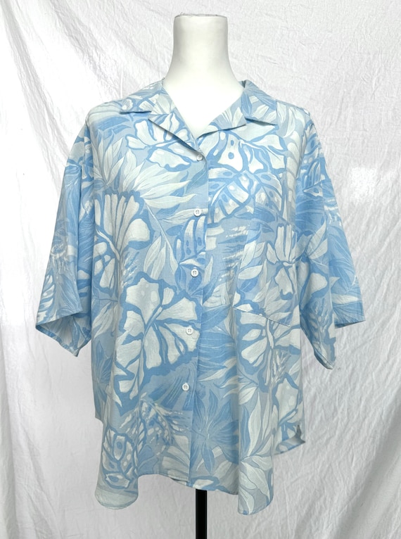 Light blue and white Hawaiian print shirt blouse b