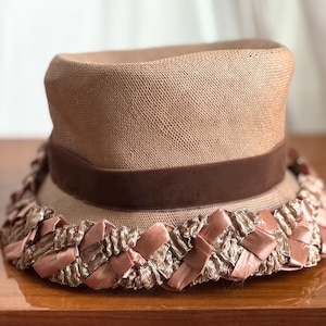 Seltener Damenstrohhut aus den 50er/60er Jahren mit großem braunen Samtband und Schleife, rosa Samt und kontrastierender Strohkrempe, sieht fast aus wie neu!