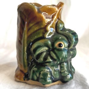 Maceta pequeña vintage estilo mayólica con forma de elefante de la suerte, color verde oscuro, sin defectos, ¡es preciosa! 3,5" x 4"