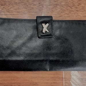 Cartera vintage de piel negra (¿de becerro, tal vez?) de Paloma Picasso para mujer. Es elegante, sencilla y muy suave. Está en buen estado vintage.
