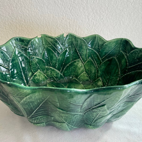 Ceramica Leonardo Majolica Foglia oval green leaf bowl, 2 chips on rim, made in Italy, nice piece, great price, chips could be touched up