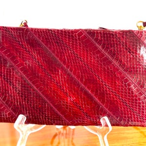 Cartera o clutch vintage de piel de serpiente en un llamativo color rojo sangre intenso, estilo Clemente, hermosa pieza de los años 70 u 80, ¡y en stock! ¡Absolutamente hermosa!