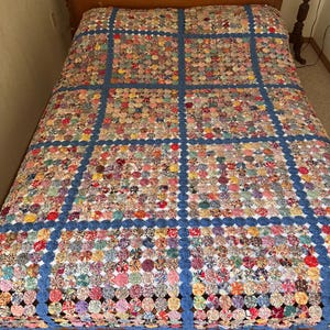 Huge, gorgeous colorful vintage yo-yo quilt made of fabric from the 30s & 40s, except for the blue, circles are patterned material, 80 x 100