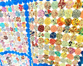 Huge, gorgeous colorful vintage yo-yo quilt made of fabric from the 30s & 40s, except for the blue, circles are patterned material, 80 x 100