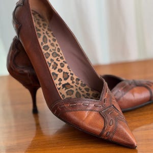 Vintage 90s Miu Miu brown leather kitten heel pumps, very good used condition, they have a cool rustic-feminine look, made in Italy size 6.5