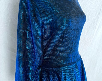 Vintage 70s 80s sparkling blue peplum blouse, made by Juniors, disco ready peacock colored party blouse! Keyhole back, button/zipper, XS