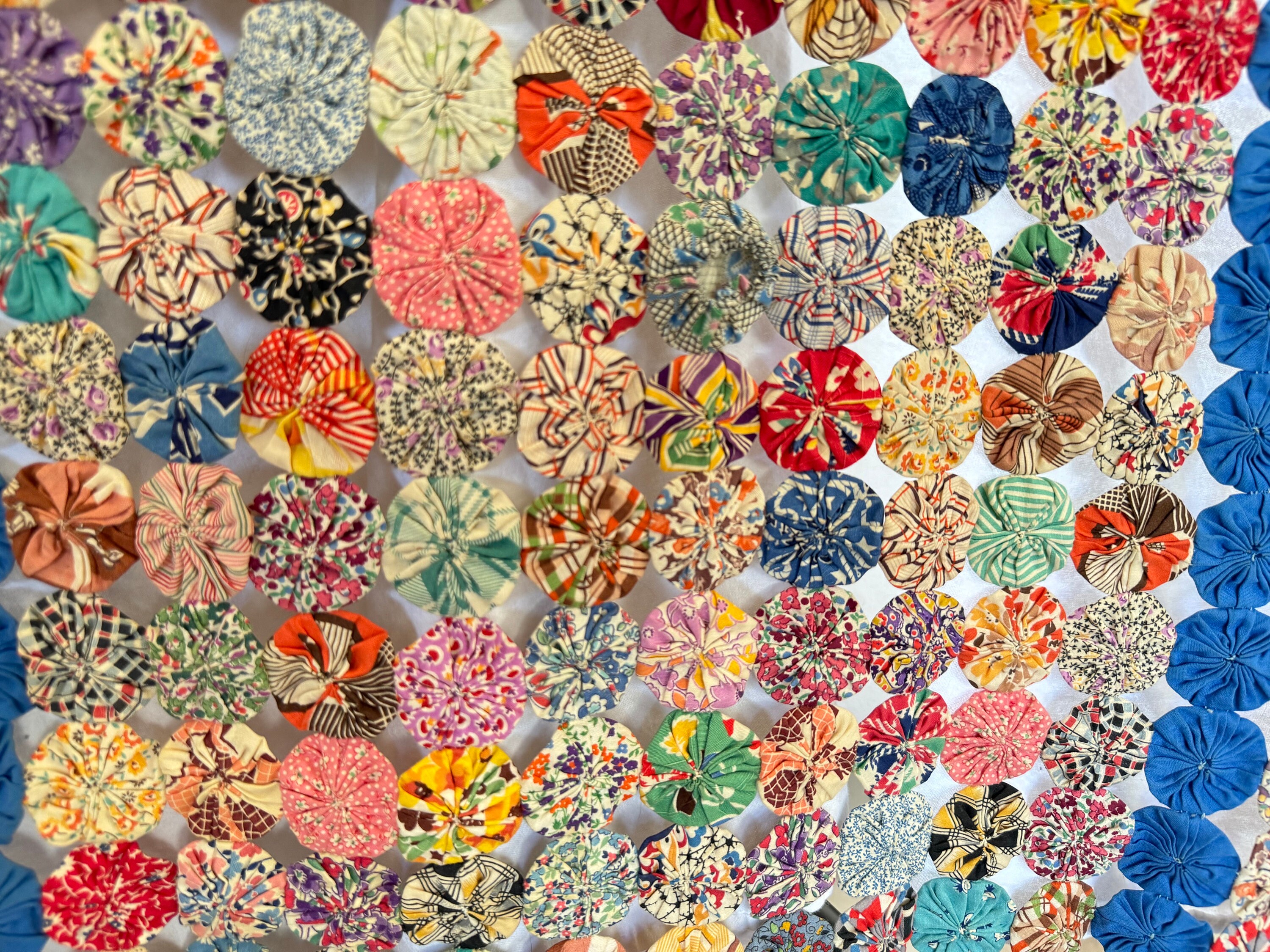 ヴィンテージヨーヨーキルト：1930年代～40年代のカラフルな生地